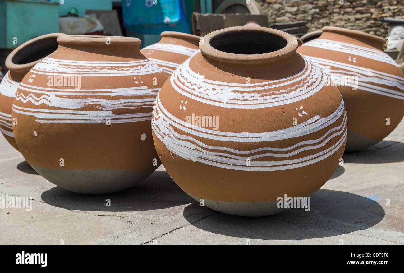 Tontöpfe in einem Dorf in Rajasthan, Indien Stockfoto