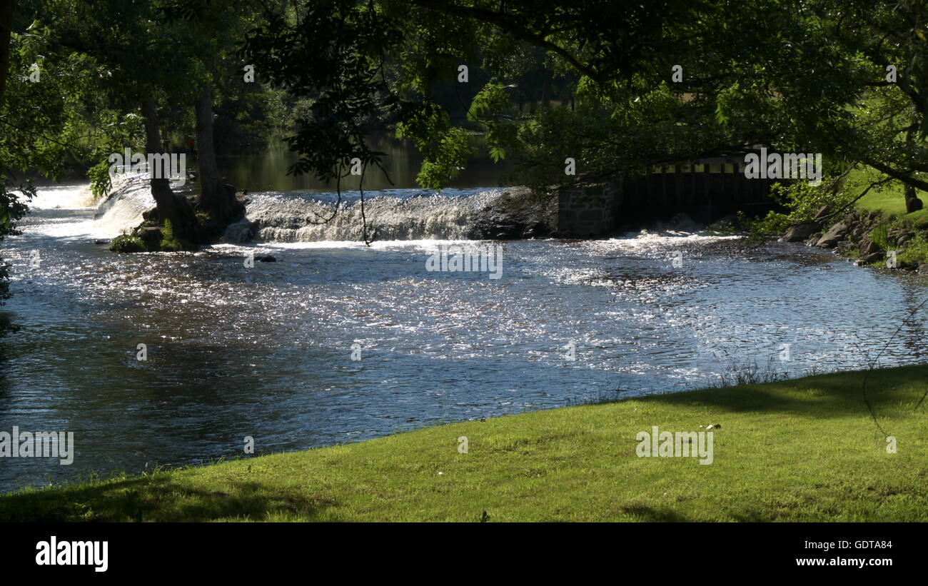 Wasser in Bewegung kleine Kaskade am Fluss Stockfoto