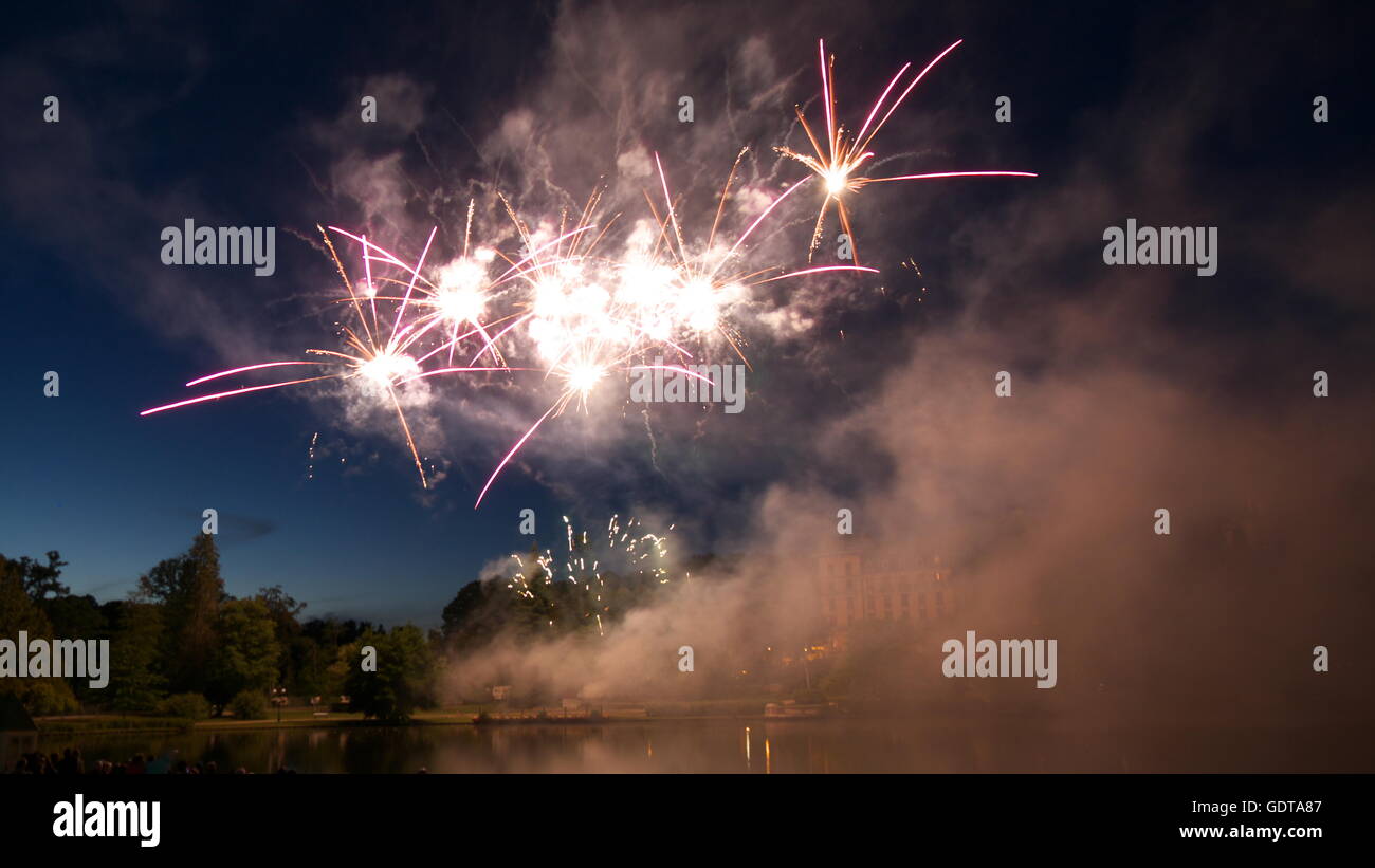 Feuerwerk 14 Juli Tag der Bastille Bagnoles de Lorne.   Feu ausgewählt Bagnoles de Lorne, Normandie Frankreich Stockfoto