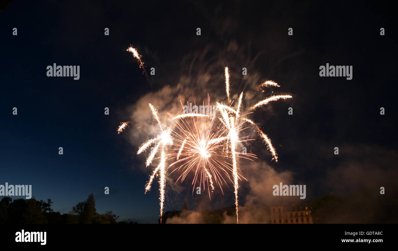 Feuerwerk 14 Juli Tag der Bastille Bagnoles de Lorne.   Feu ausgewählt Bagnoles de Lorne, Normandie Frankreich Stockfoto