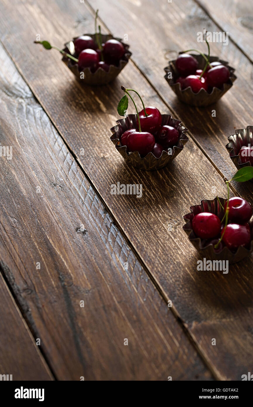 Frische Kirschen in Muffinformen Stockfoto