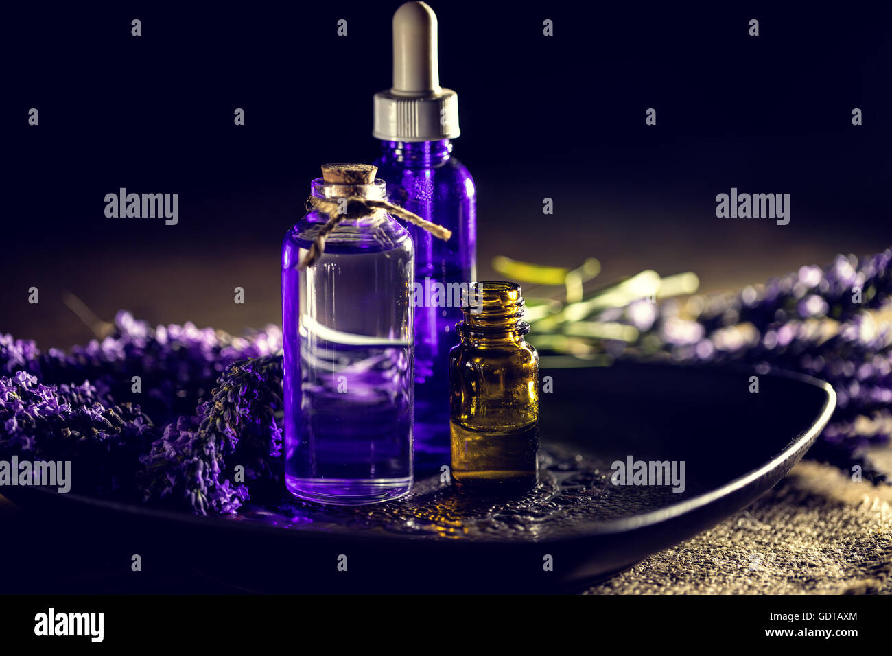 Ätherisches Öl und Lavendelblüten Stockfoto
