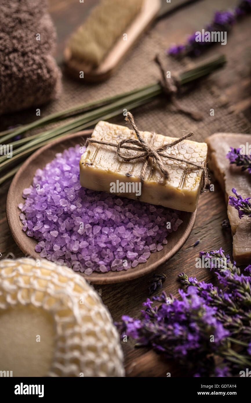 Naturseife, Bad Salz- und Süßwasser Lavendel Blumen Stockfoto