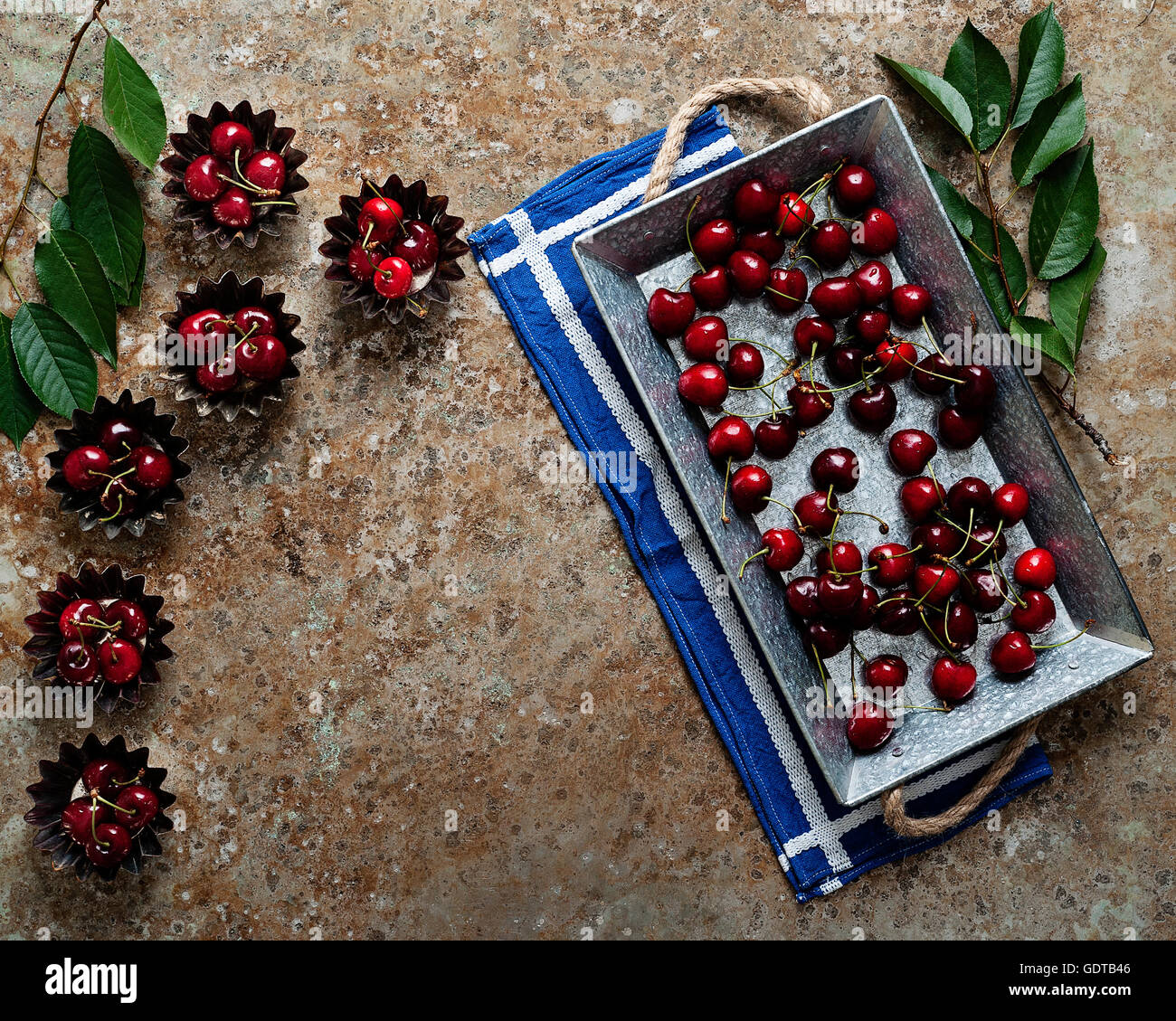 Frische Kirschen in Muffinformen Stockfoto