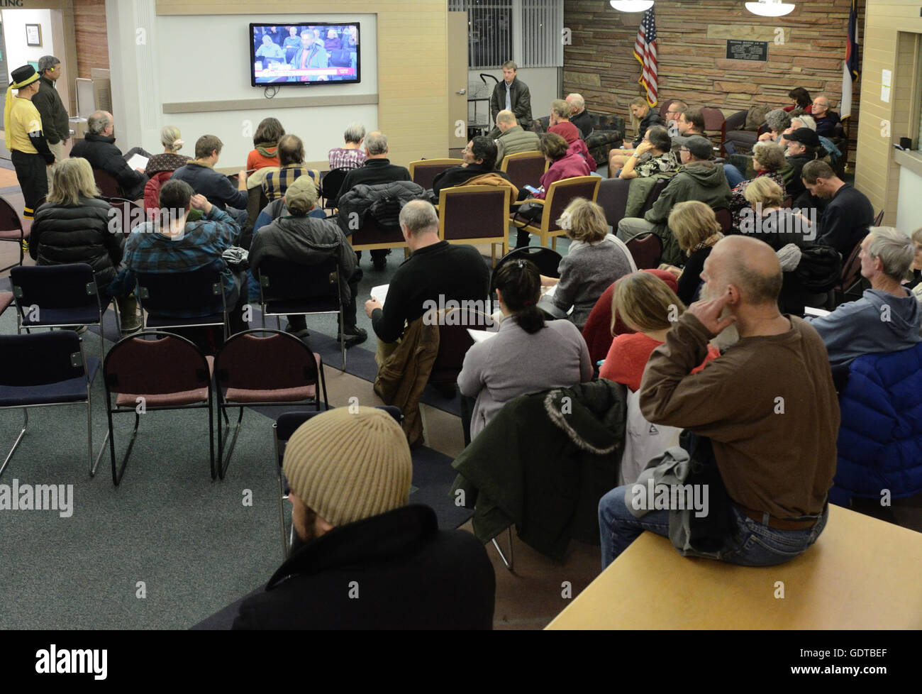 Überlauf Publikum bei Boulder City Council treffen. Menschen, die keinen Sitz im Ratssaal finden konnte sehen Verfahren im Fernsehen Stockfoto