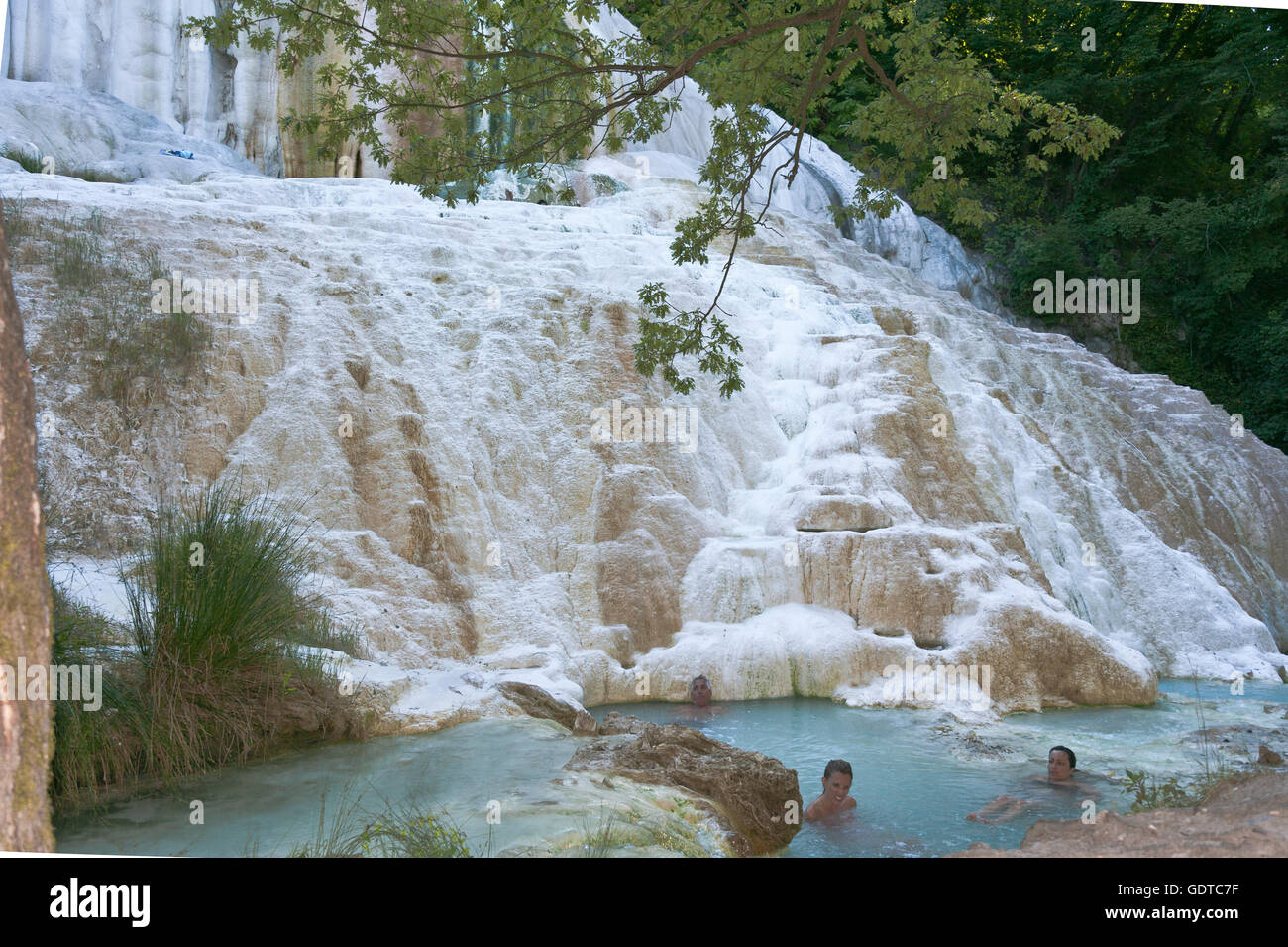 Fosso Bianco in der Nähe von San Filippo, weiß verkalkt Wasserfall im Wald mit türkisfarbenem Thermalwasser Stockfoto