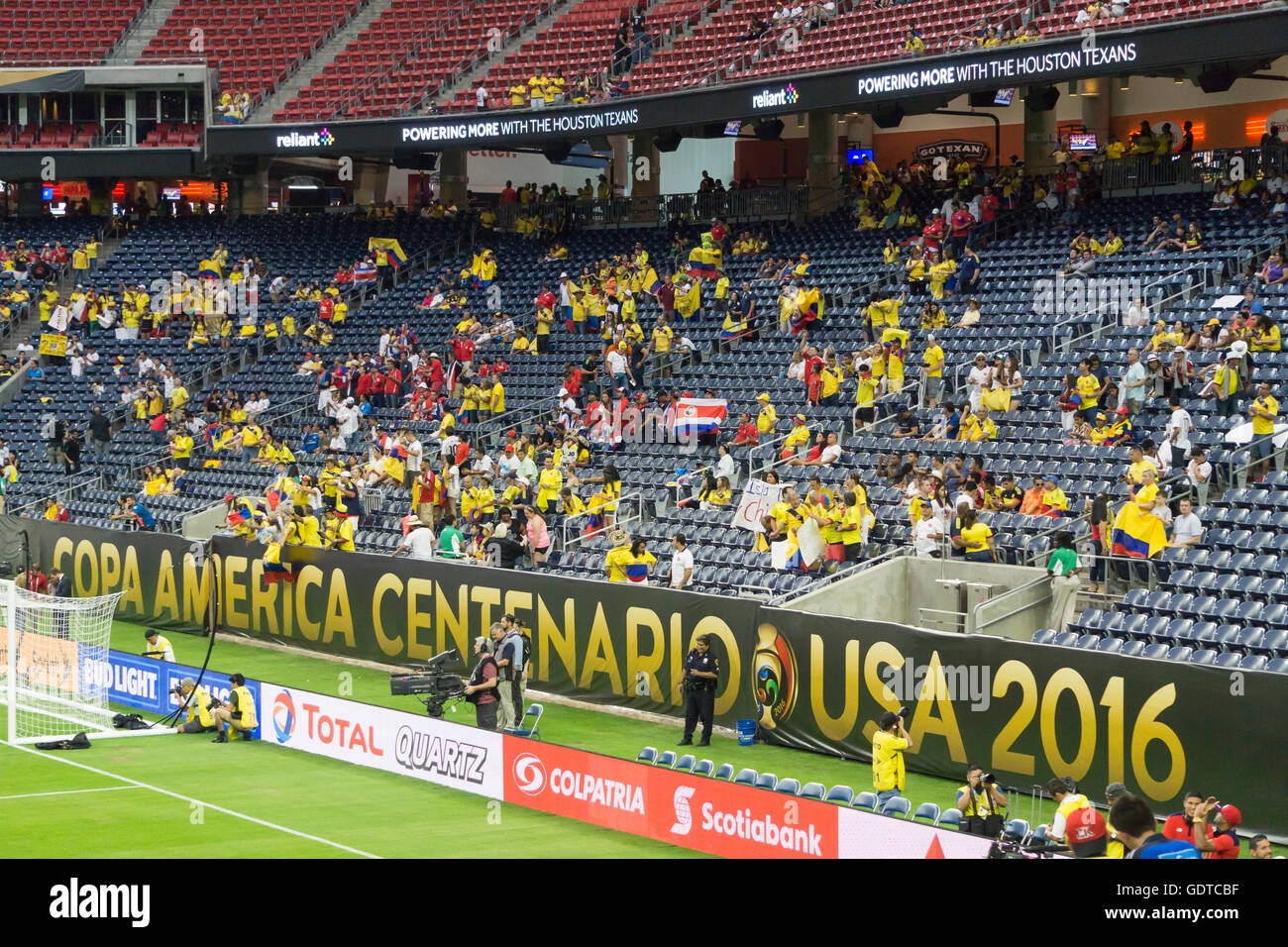 Zuschauer beginnen, NRG-Stadion vor dem Spiel der Copa America Centenario in Houston, Texas zu füllen Stockfoto