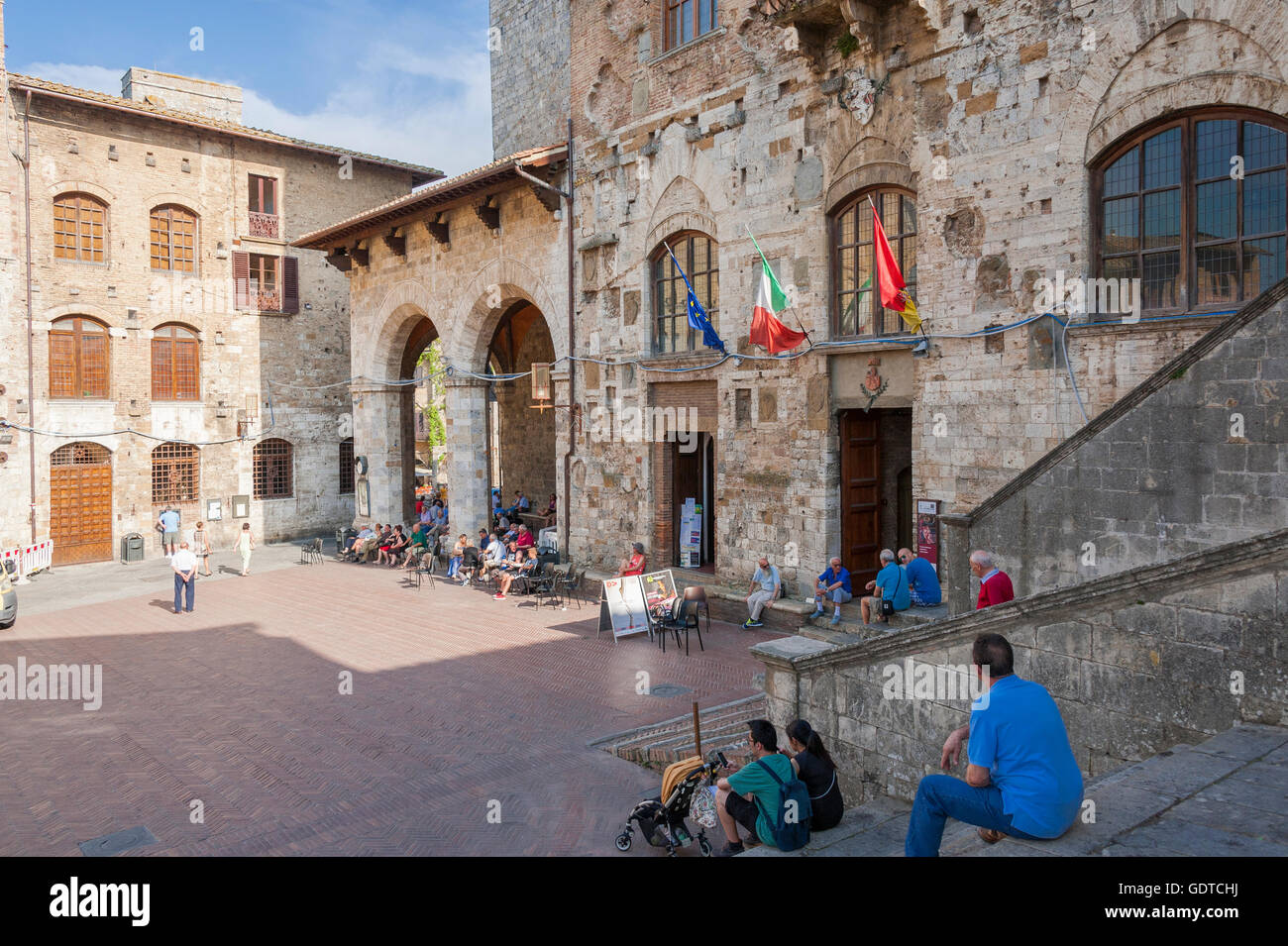 Palazzo del Popolo in San Gimignano an Piazza Duomo, Toskana, Italien Stockfoto