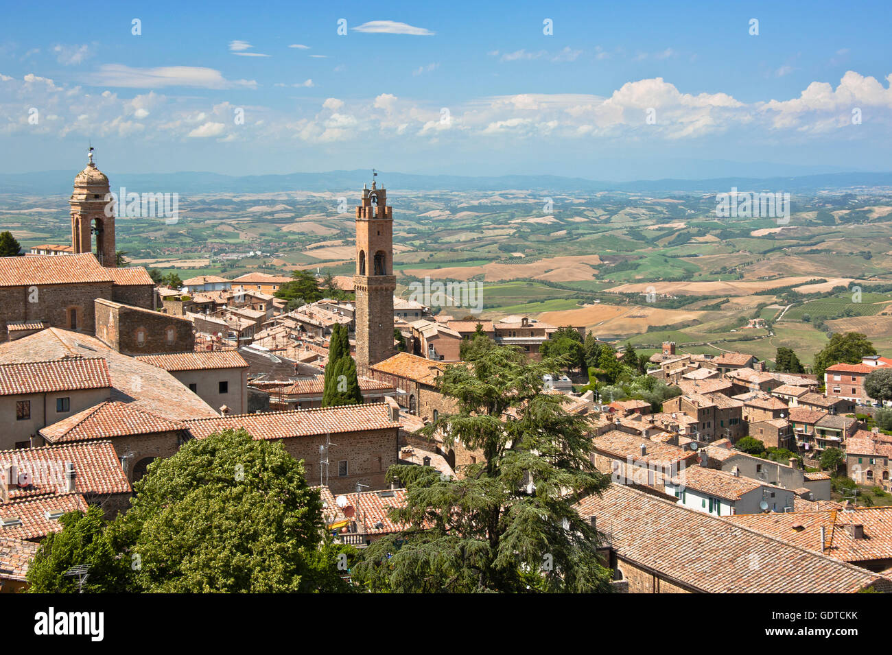 Panorama des toskanischen Stadt Montalcino und die umliegende Landschaft, liegt auf einem Hügel, Toskana, Italien, Provinz Siena Stockfoto