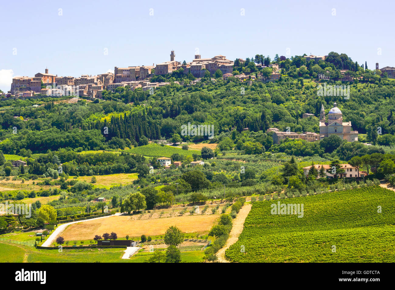 Blick auf Montepulciano, historische Stadt der Renaissance, mit dem Dom Madonna di San Biagio, Toskana, Italien Stockfoto