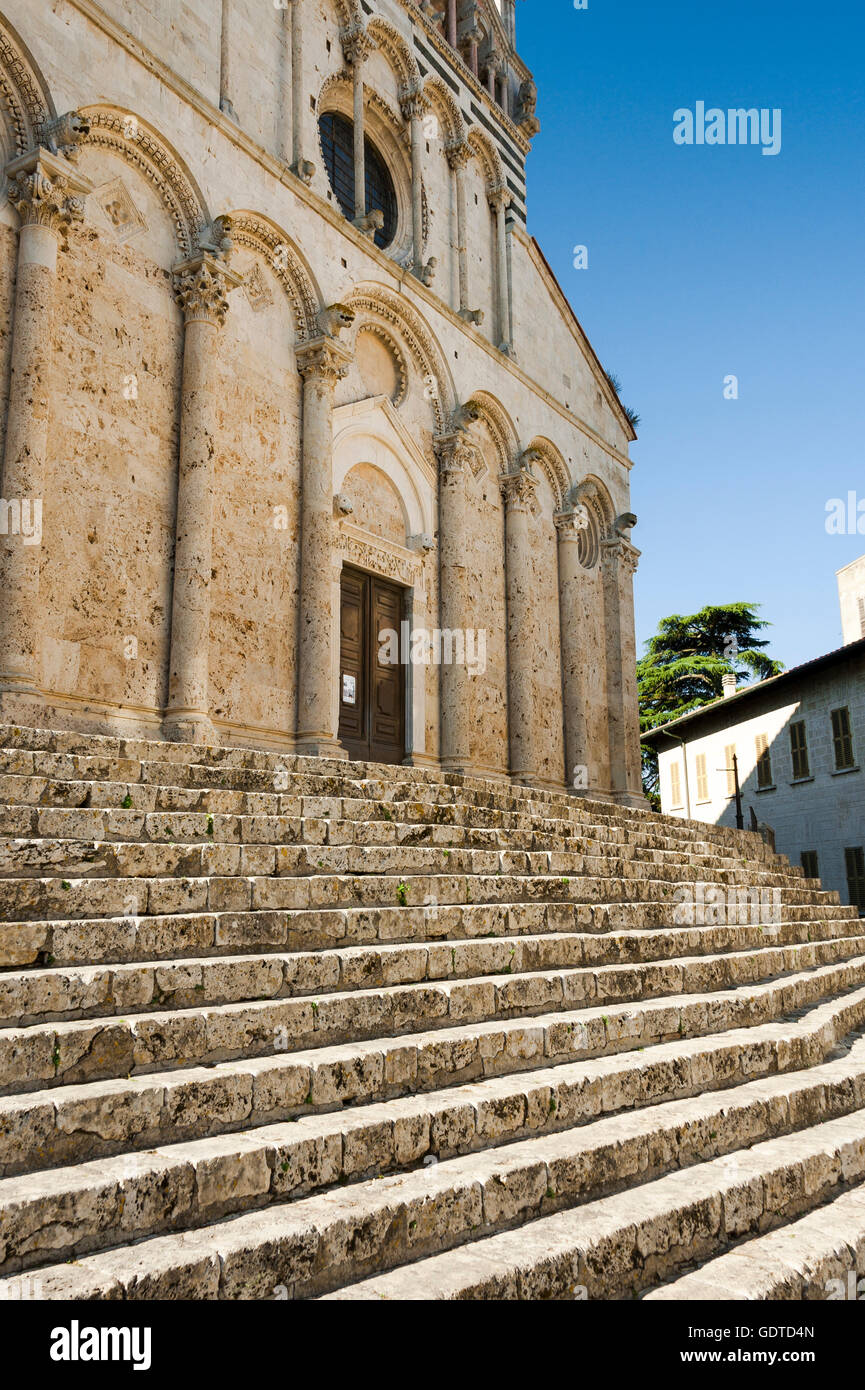 Außergewöhnliche Treppe vor der Kathedrale San Cerbone in Massa Marittima, Aufbau der Provinz im Mittelalter, Toskana, Maremma Stockfoto
