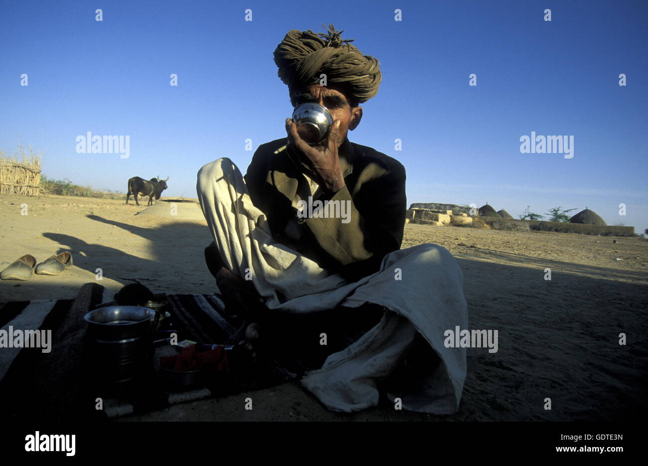 eine Männer-Getränke-Wasser in die deset von Teer in der Nähe der Stadt der Barmer in der Provinz Rajasthan in Indien. Stockfoto