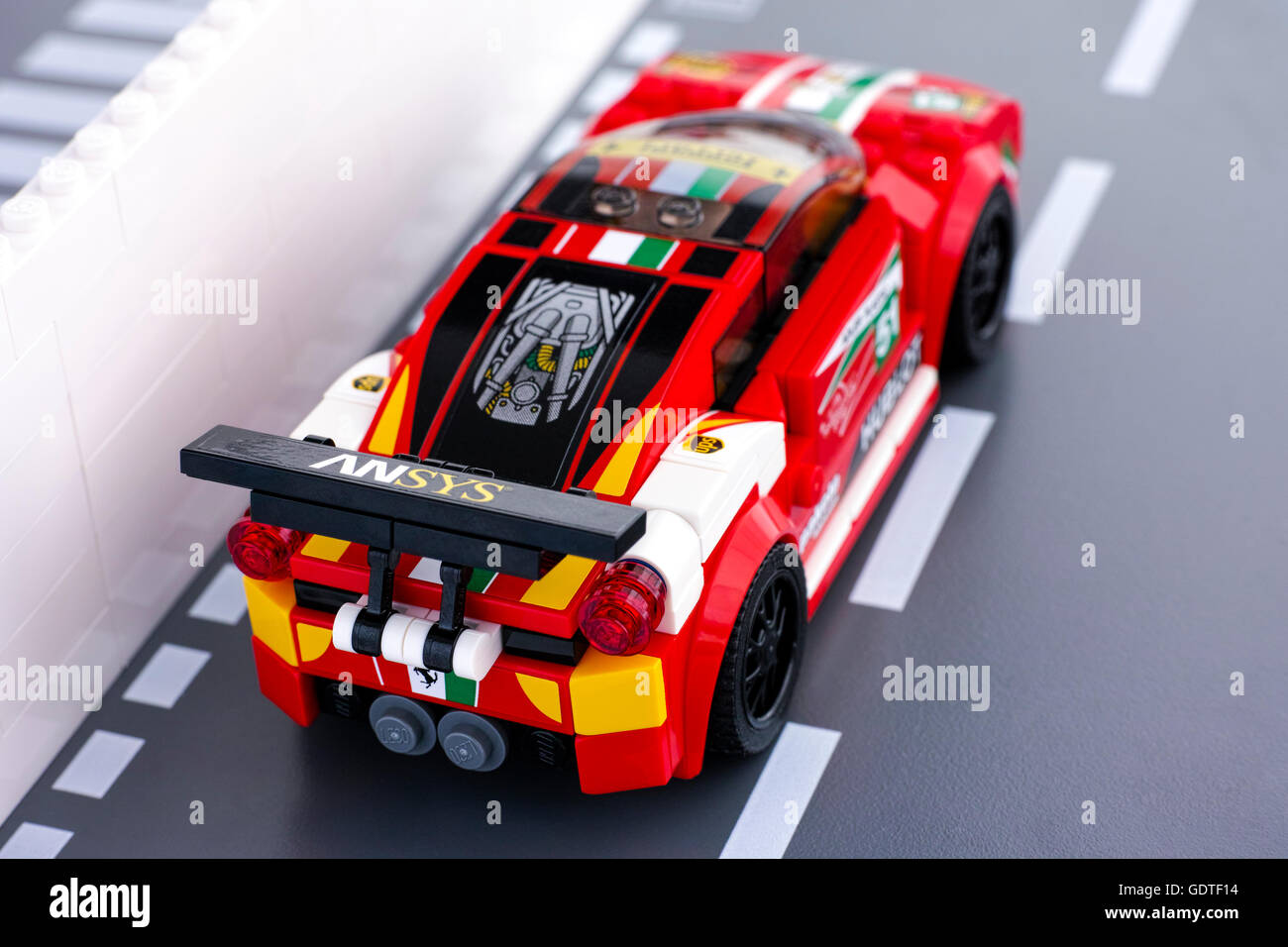 Tambow, Russische Föderation - 18. März 2015 Lego Ferrari 458 Italia GT2 von LEGO Geschwindigkeit Champions auf Lego Straße Grundplatten. Stockfoto
