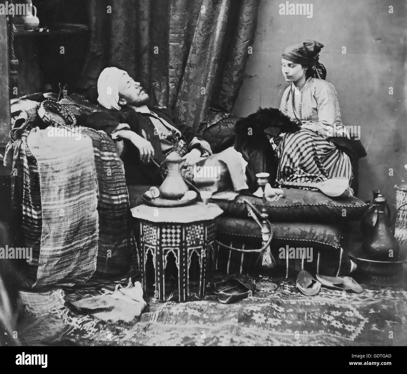Osmanischen Reich An englischen viktorianischen Gentleman genießt die Mode für vermeintliche orientalisch Lifestyle mit Dienerin ca. 1860 Stockfoto