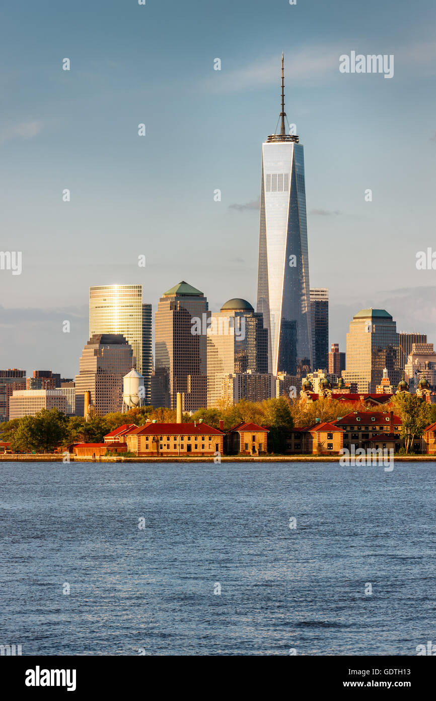 Ellis Island und Manhattan Financial District-Wolkenkratzer von New York Harbor. Lower Manhattan, New York City. Stockfoto