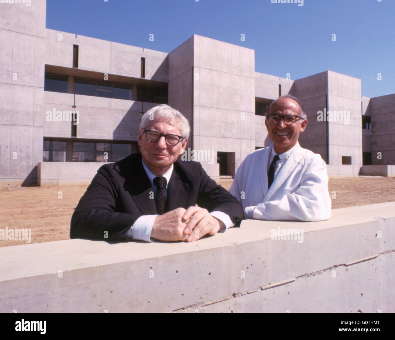 Jonas Salk und Architekt Louis Kahn am Salk Institute Stockfoto
