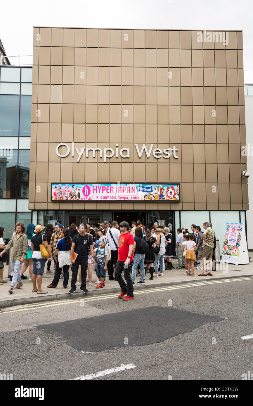 Cosplayer sammeln für die jährliche Hyper Japan-Show im Olympia Exhibition Centre in West-London Stockfoto