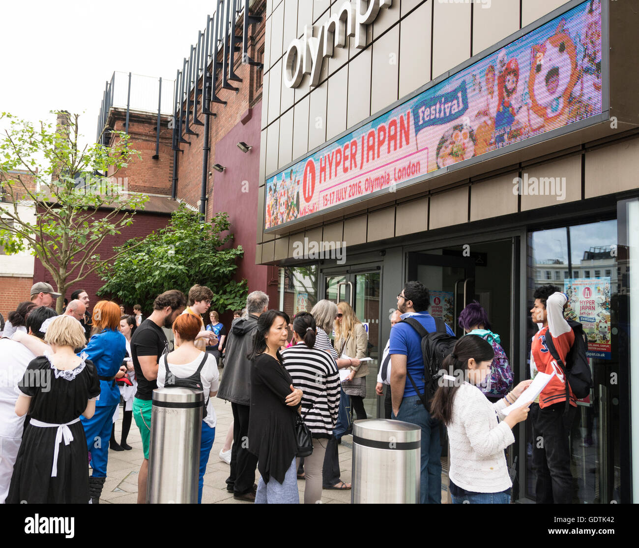 Cosplayer sammeln für die jährliche Hyper Japan-Show im Olympia Exhibition Centre in West-London Stockfoto