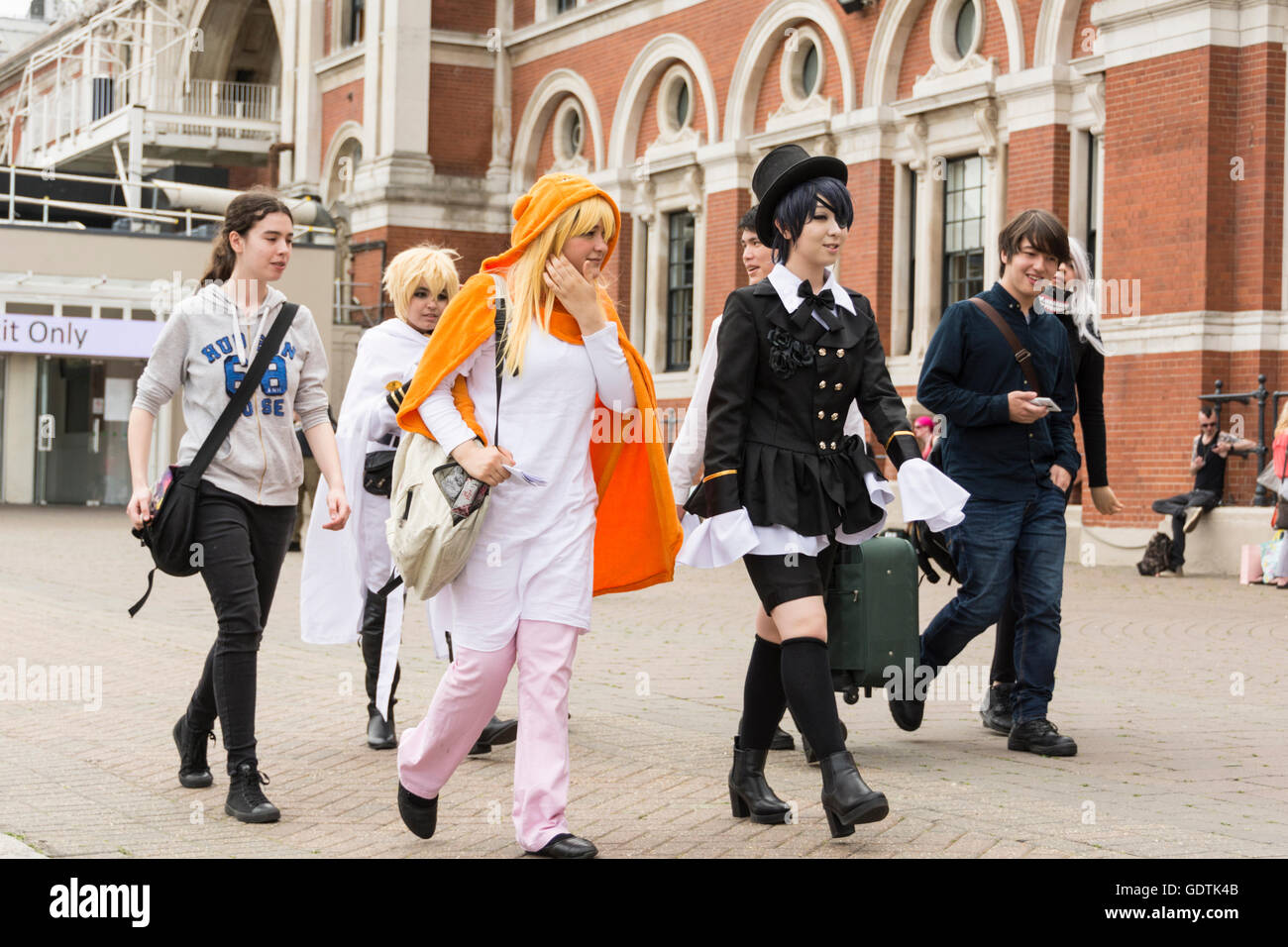 Cosplayer sammeln für die jährliche Hyper Japan-Show im Olympia Exhibition Centre in West-London Stockfoto