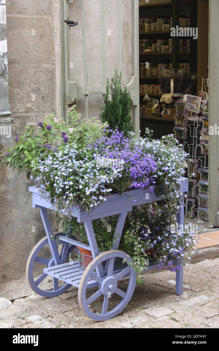 Kleinen Wagen Lavendel Warenpräsentation in Uzès, Frankreich Stockfoto