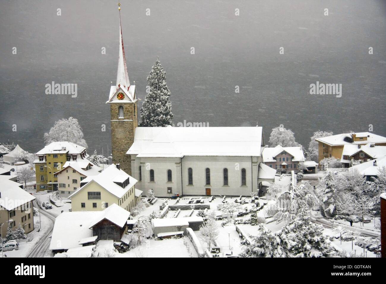 Blick auf verschneite Stadt am Vierwaldstättersee, Schweiz Stockfoto