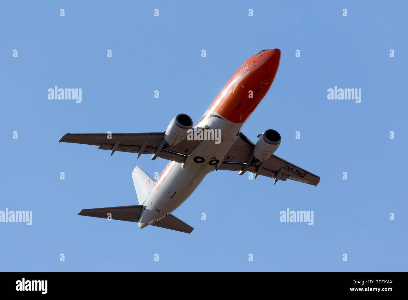 TNT Airways Boeing 737-4M0(SF) [OO-TNQ] ausgehend von Landebahn 13 am Abend. Stockfoto