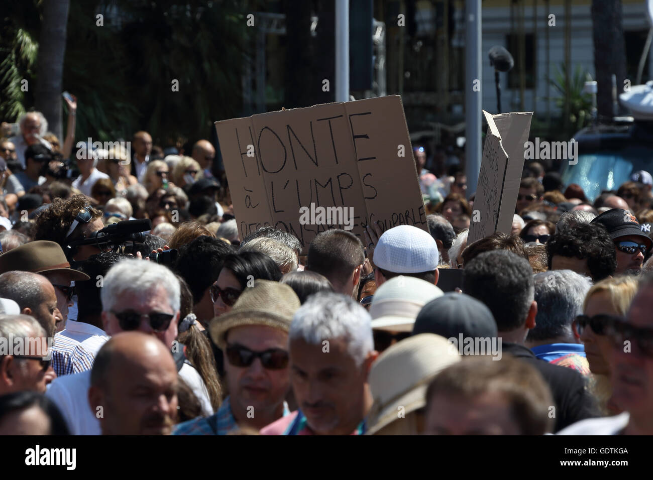 Während die Hommage an die Opfer des Anschlags in Nizza vom 14. Juli, dem französischen Premierminister war booed durch die Menge drängen th Stockfoto