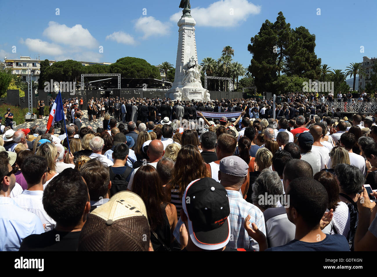 Während die Hommage an die Opfer des Anschlags in Nizza vom 14. Juli, dem französischen Premierminister war booed durch die Menge drängen th Stockfoto