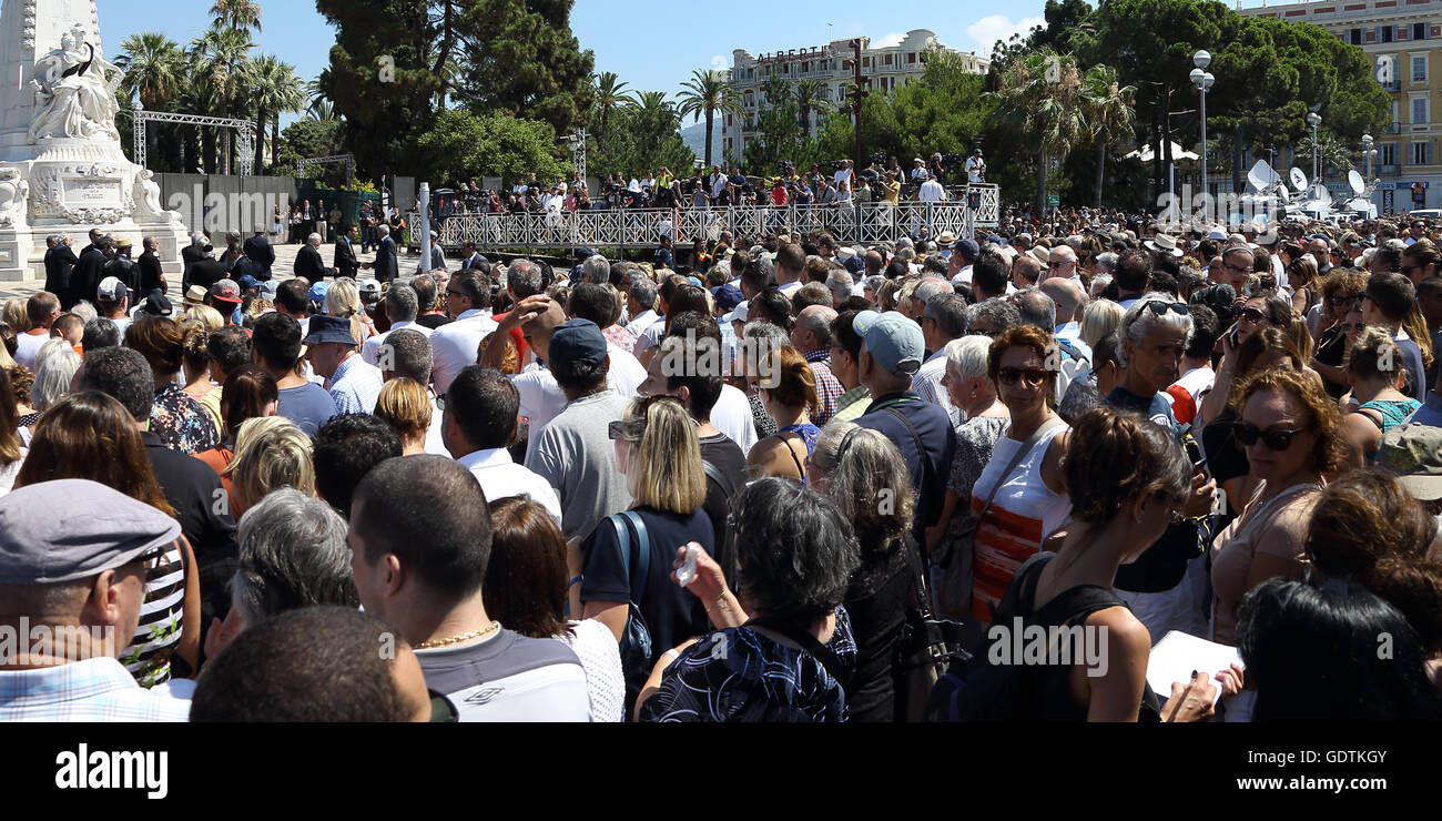 Während die Hommage an die Opfer des Anschlags in Nizza vom 14. Juli, dem französischen Premierminister war booed durch die Menge drängen th Stockfoto