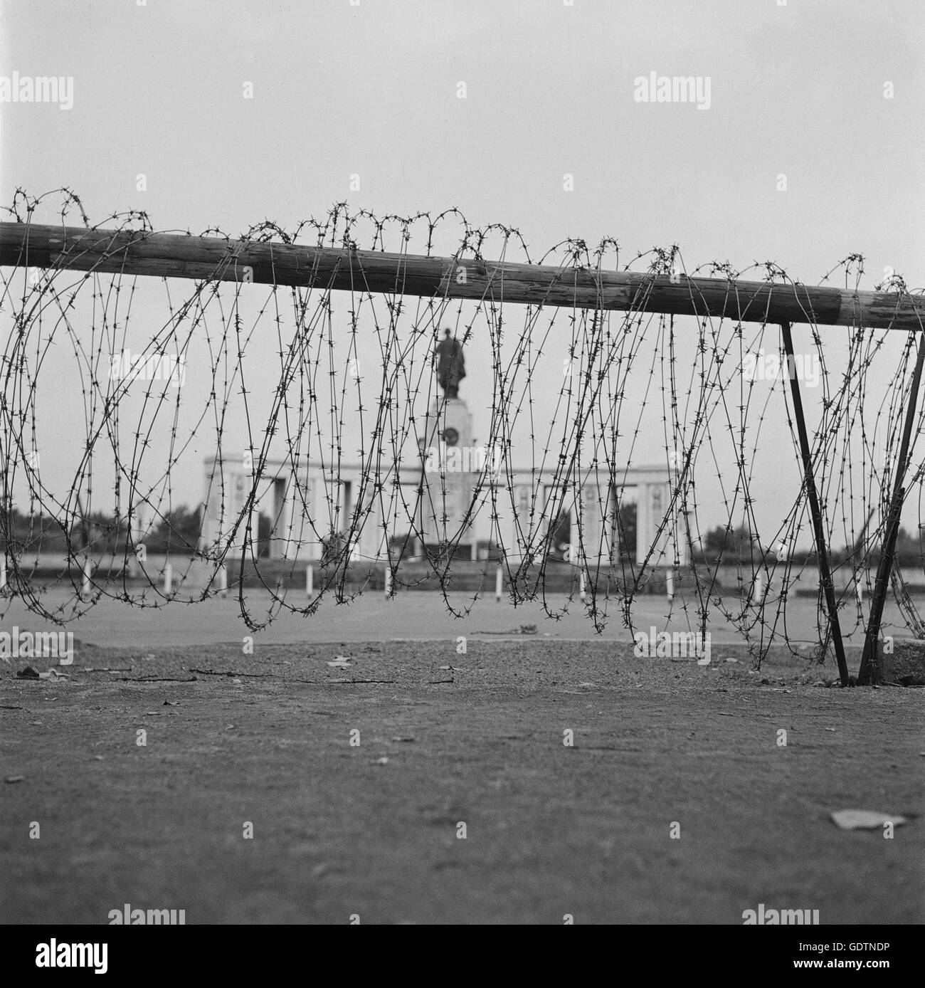 Sowjetische Ehrenmal im Tiergarten über Stacheldraht, 1964 Stockfoto