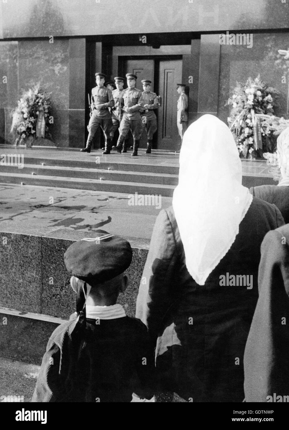 Frau und Kind vor Lenin´s Mausoleum in Moskau, 1955 Stockfoto