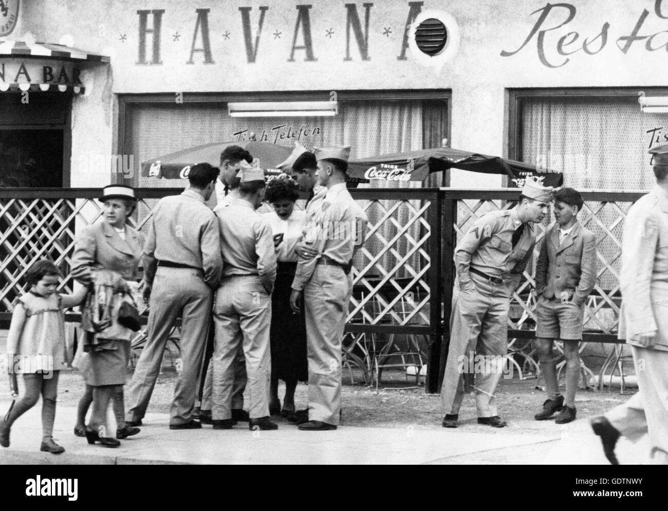 US-Soldaten mit einem Mädchen, 1954 Stockfoto