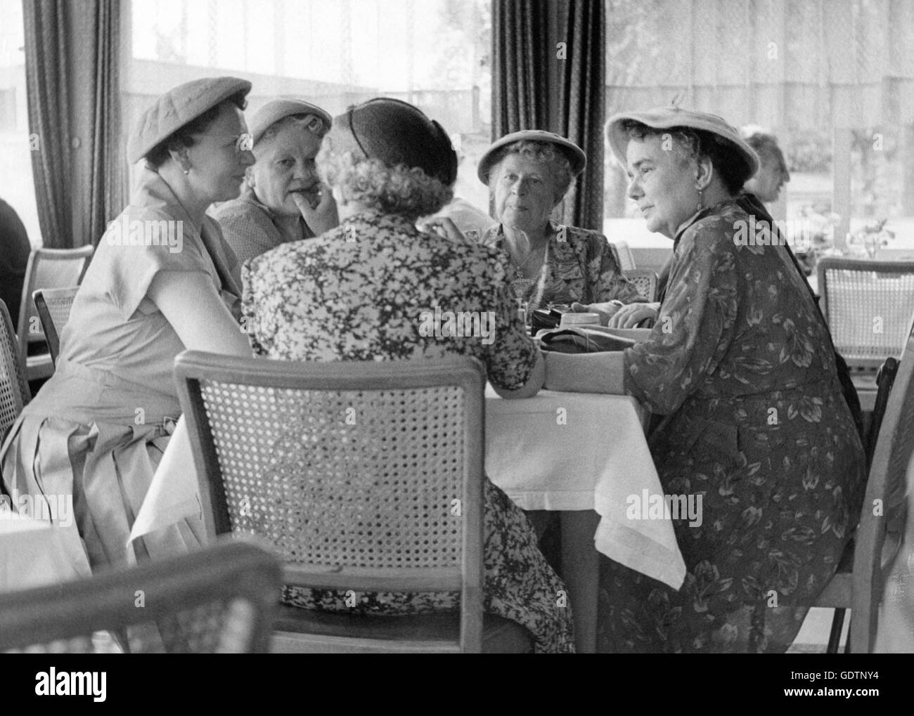 Ältere Frauen, Kaffeeklatsch, 1956 Stockfotografie Alamy