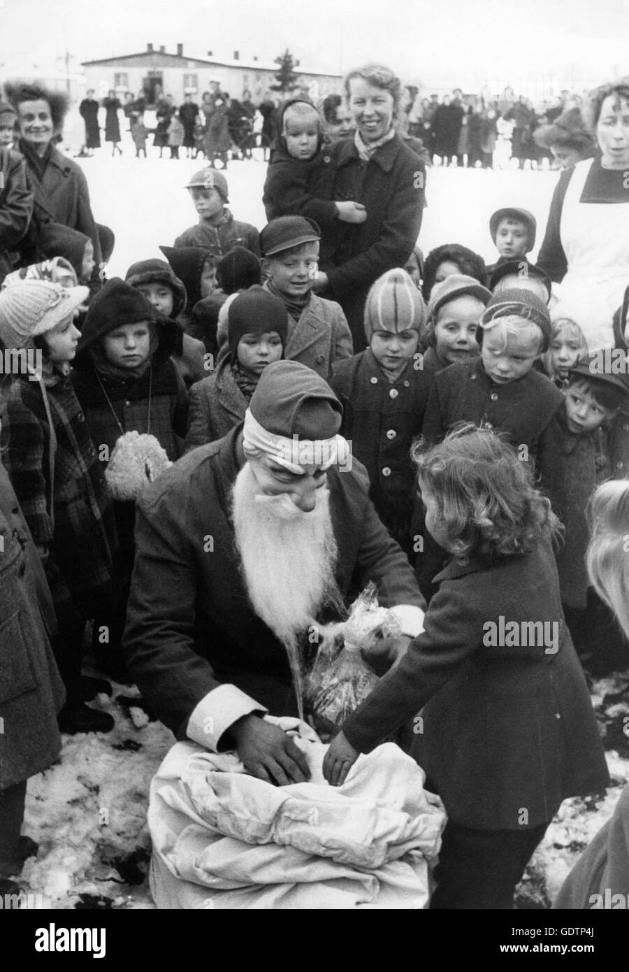 Sankt Nikolaus in einem westlichen deutschen Flüchtlingslager, 1952 Stockfoto