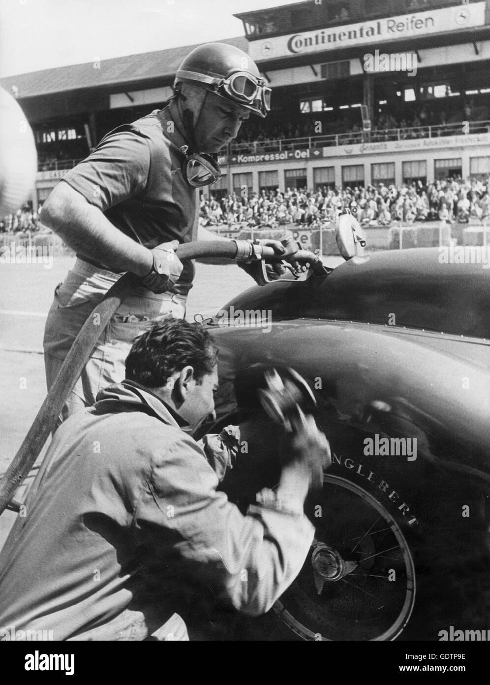 Nürburgring: Fangio Betankung seinen Maserati, 1960 Stockfoto