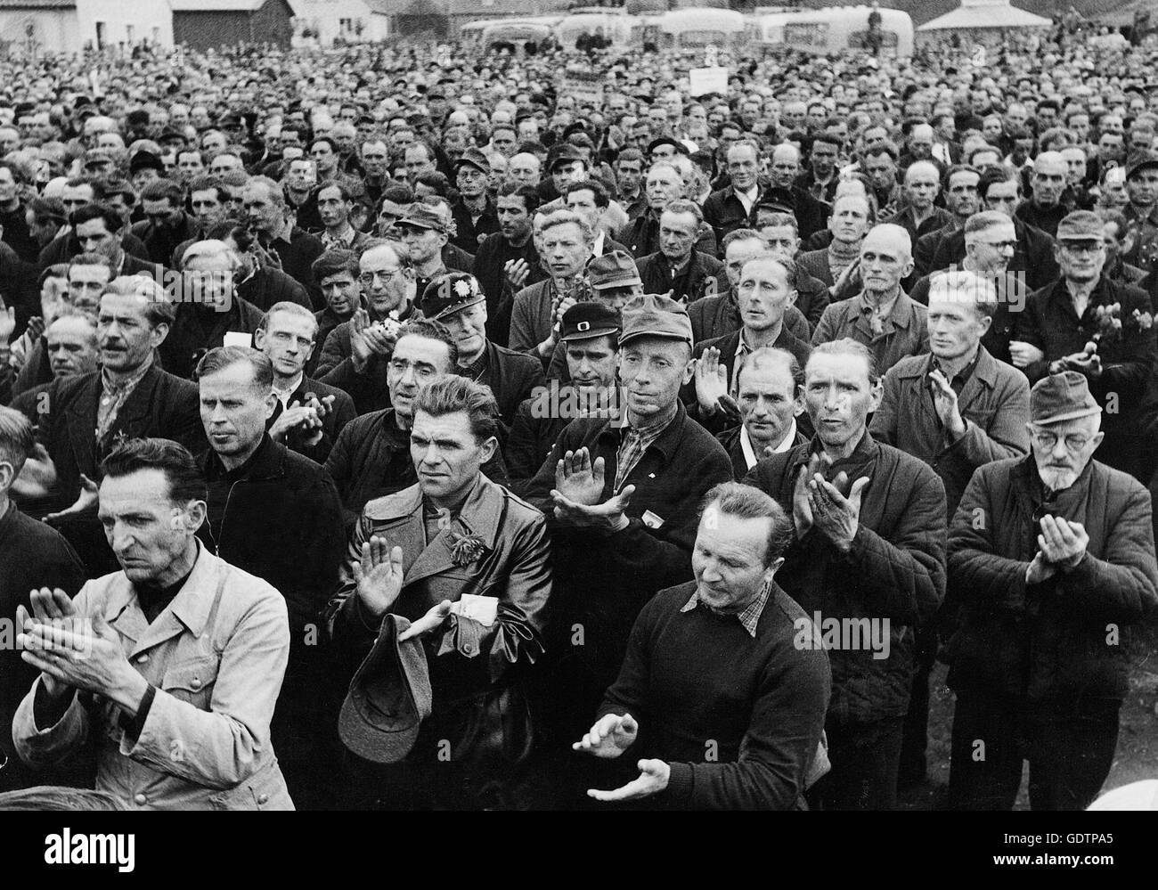 r-ckkehrer-aus-russland-in-das-lager-friedland-1955-stockfotografie
