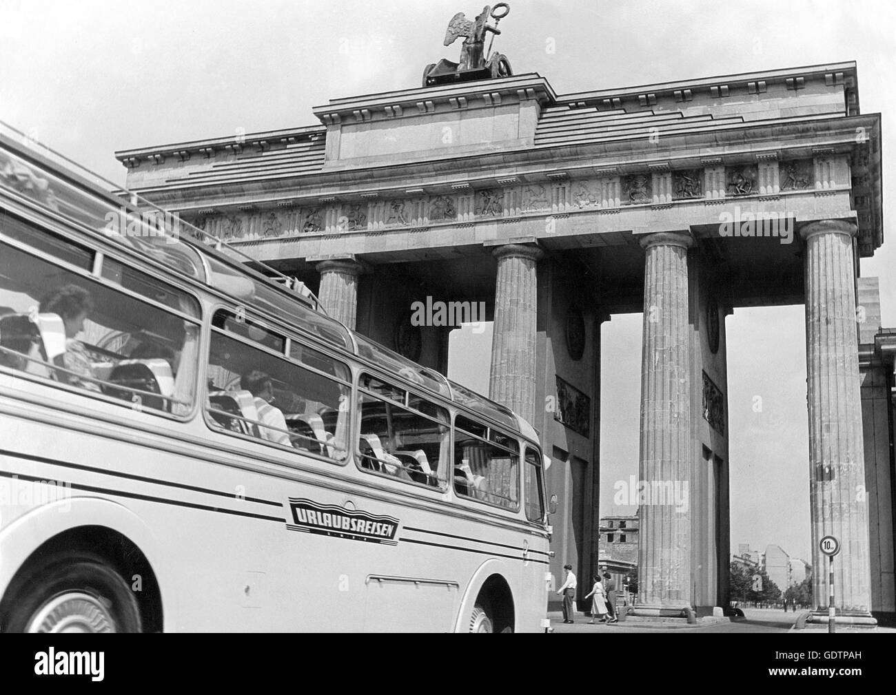 Tour-Bus am Brandenburger Tor, 1959 Stockfoto