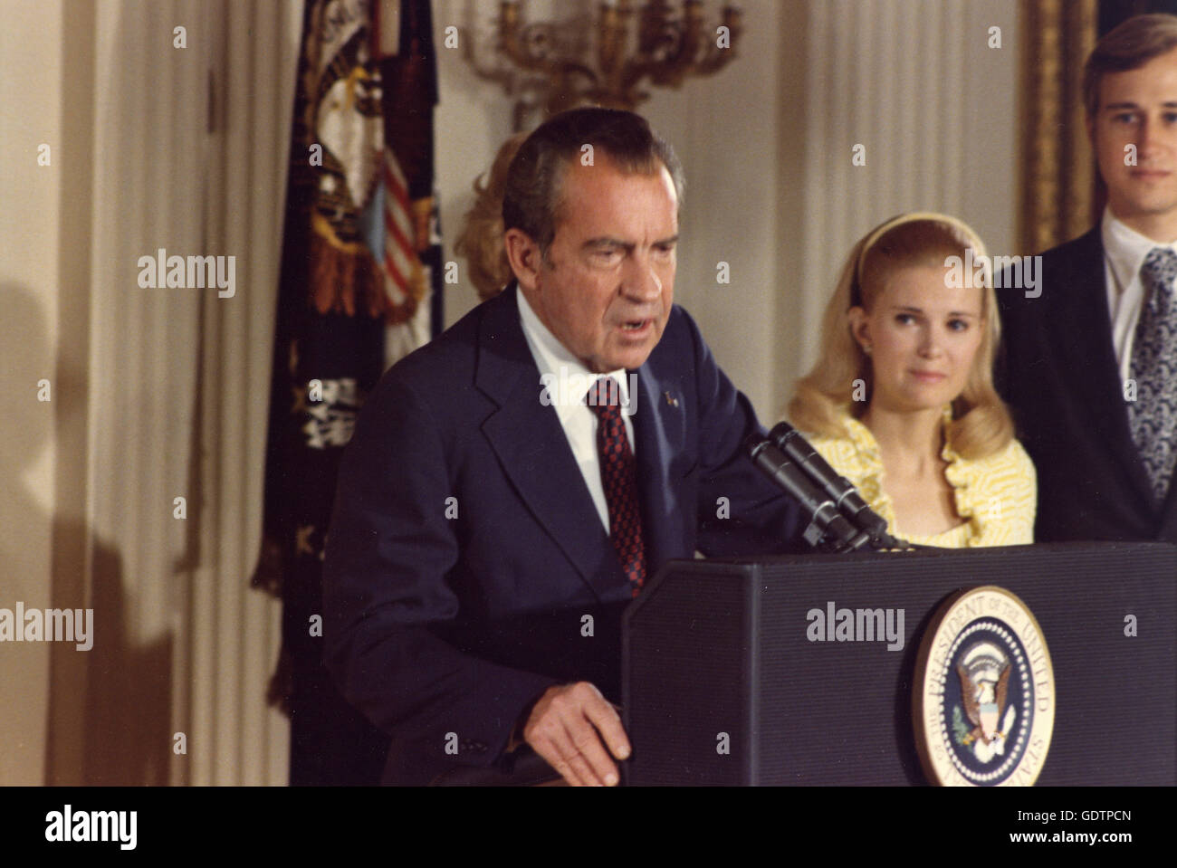 Präsident Richard M. Nixon spricht in seinen Stab vor seinem Rücktritt. Tochter Katrin und ihr Mann Edward Cox stehen in der Nähe. Stockfoto
