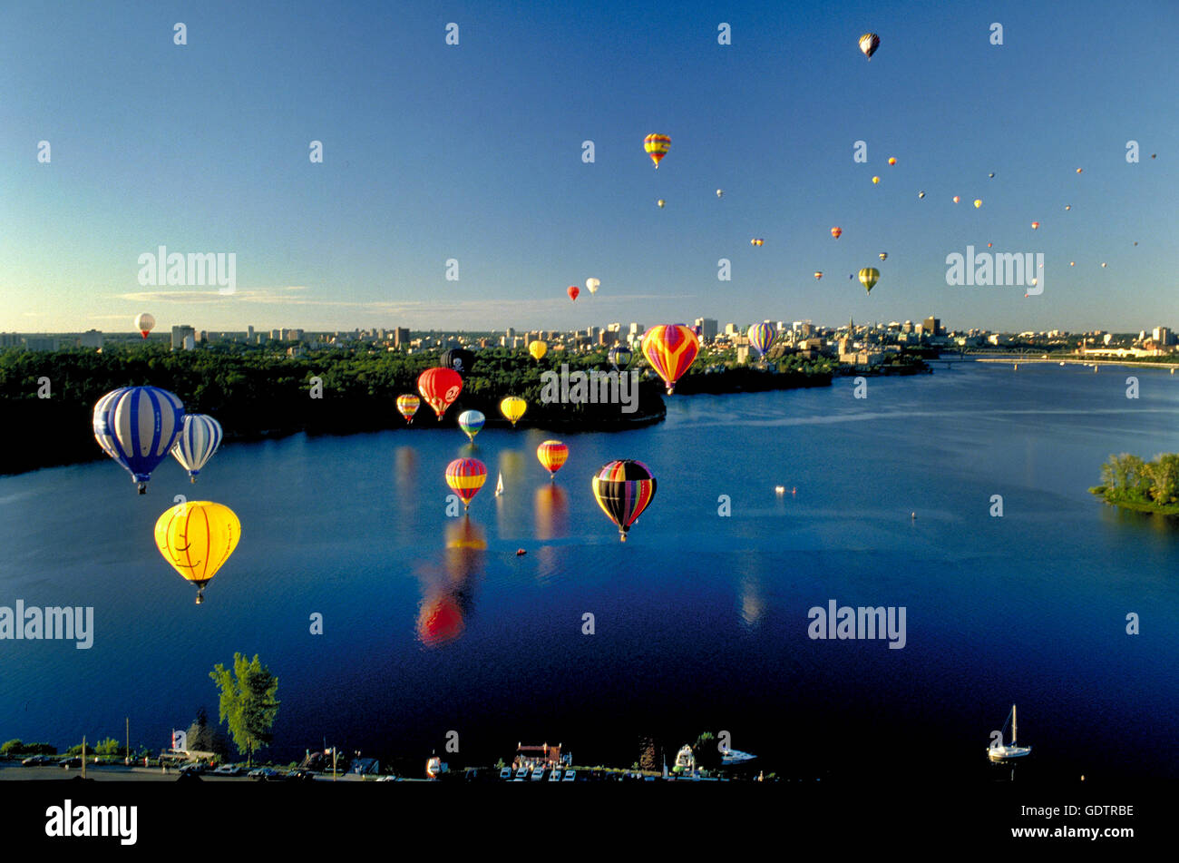 Heißluftballons schweben über den Ottawa River auf dem Gatineau-Ballon-Festival. Ottawa, Kanada. Stockfoto