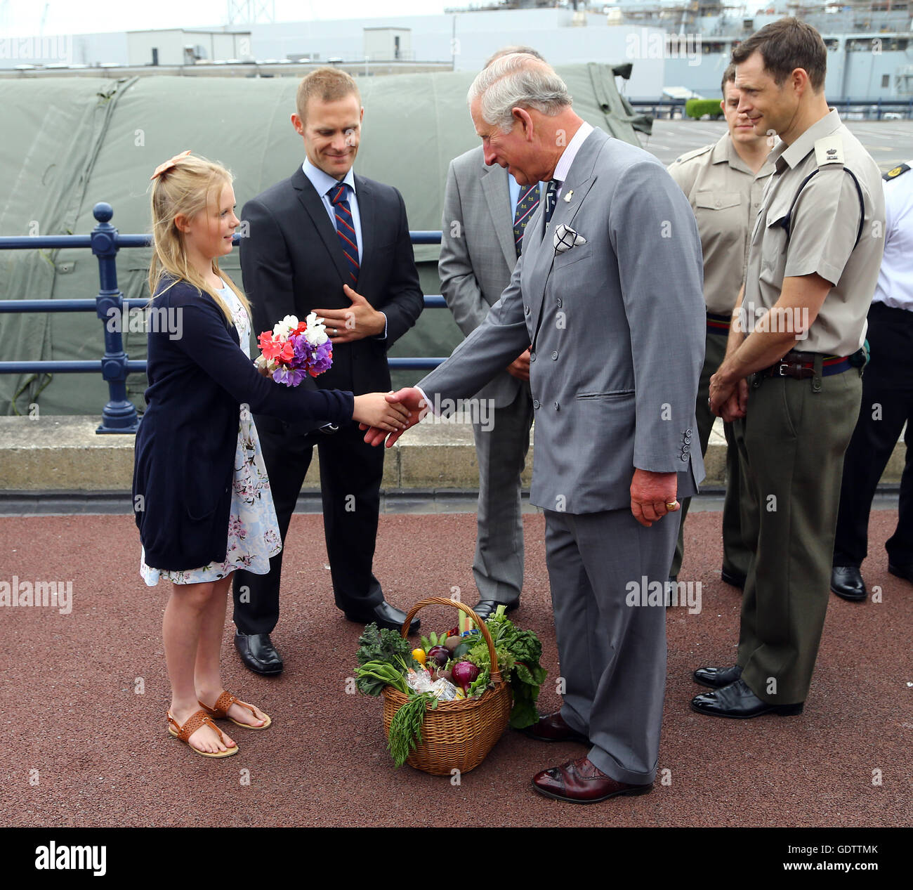 Der Prinz von Wales, Admiral der Flotte, trifft Afghanistan-Veteran Mark Ormrod und seine Tochter Kezia, bei einem Besuch in ihrer Majestät Naval Base Devonport, am dritten Tag von einem jährlichen Besuch in Süd-West. Stockfoto