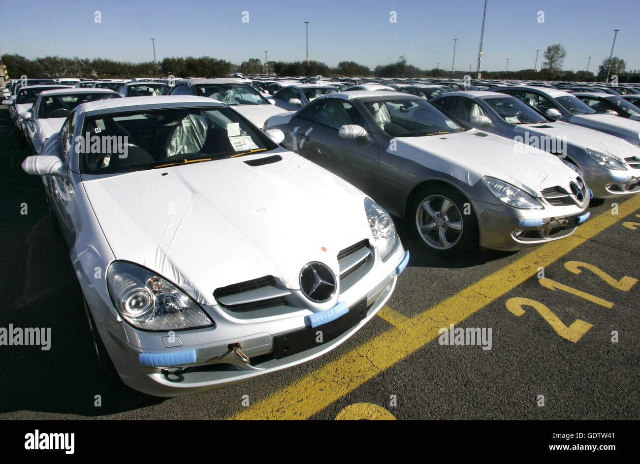 DaimlerChrysler-Neuwagen für den export Stockfoto