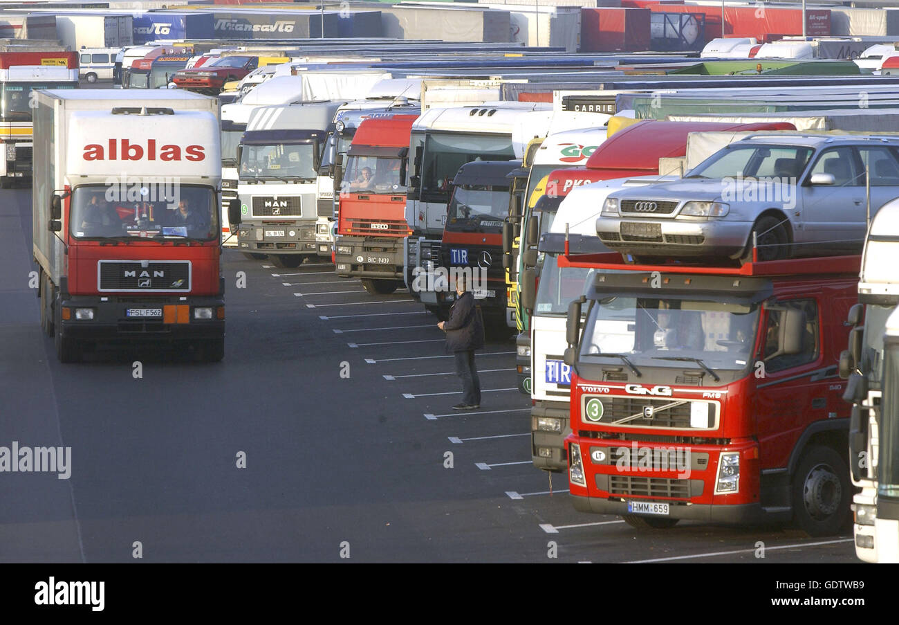 Zollabfertigung von LKW Stockfoto