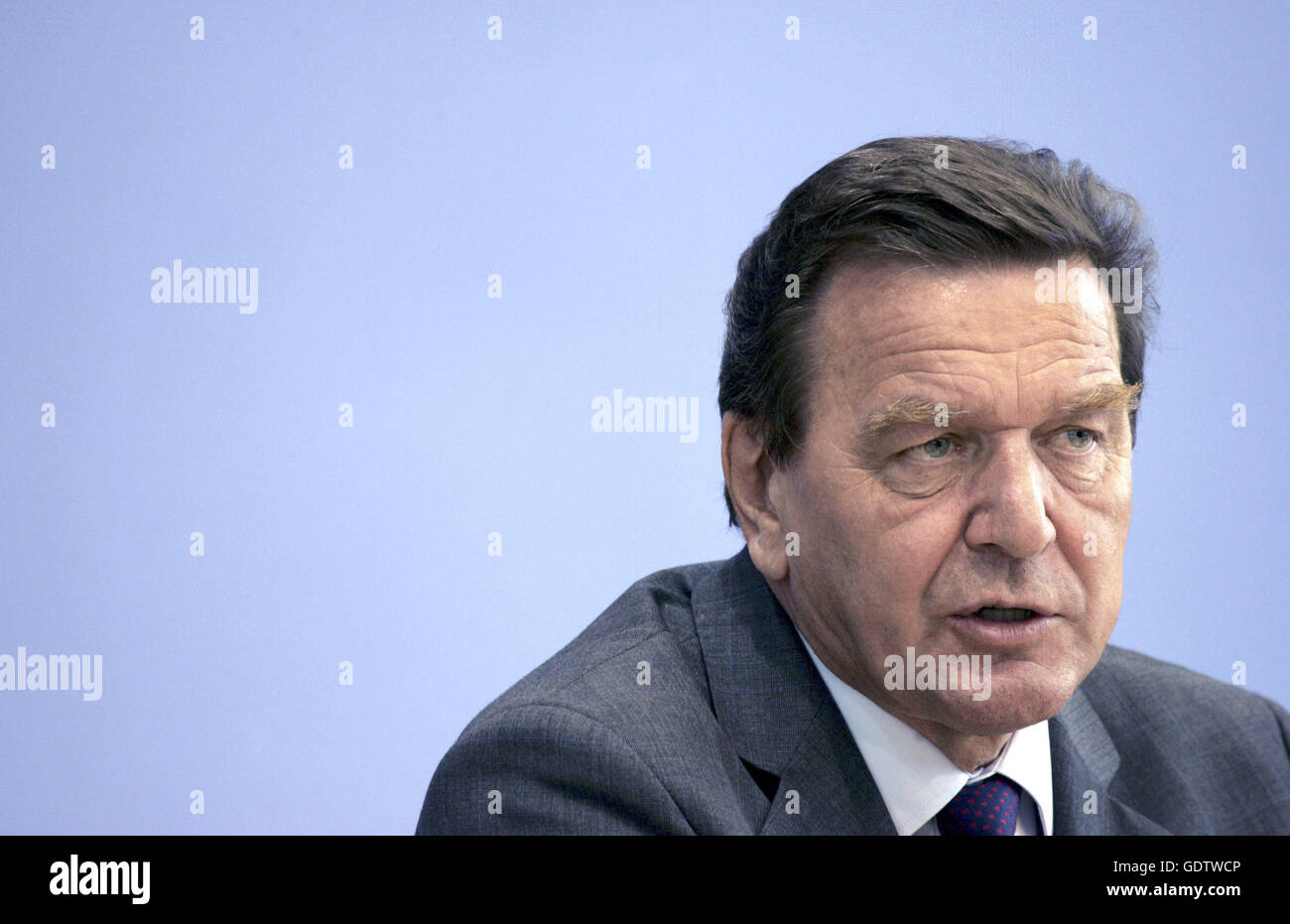 Bundeskanzler gerhard schroeder 2004 -Fotos und -Bildmaterial in hoher ...