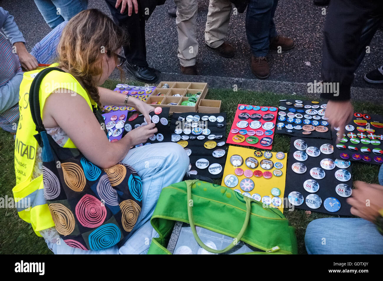 Eine junge Aktivist verkauft hausgemachte Solidarität Tasten Stockfoto