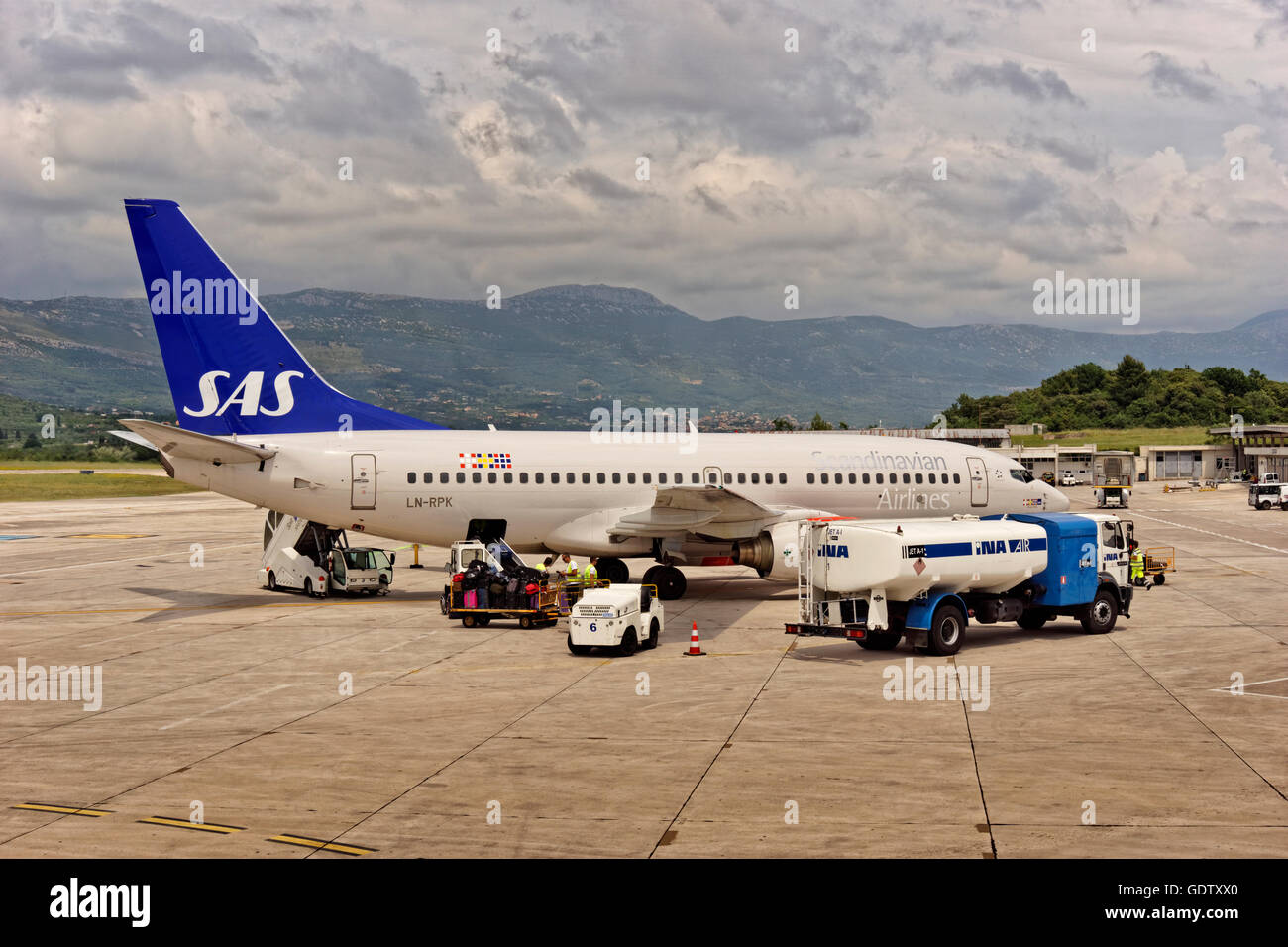 Scanidinavian Airlines System(SAS) Boeing 737-783 Flugzeuge LN-RPK "Heimer Wikinger" auf dem Vorfeld des Flughafen Split, Kroatien. Stockfoto