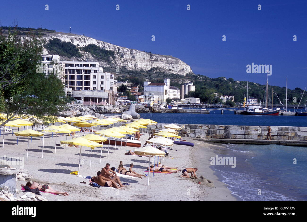 der Strand der Stadt Balcik in Bulgarien in Ost-Europa. Stockfoto