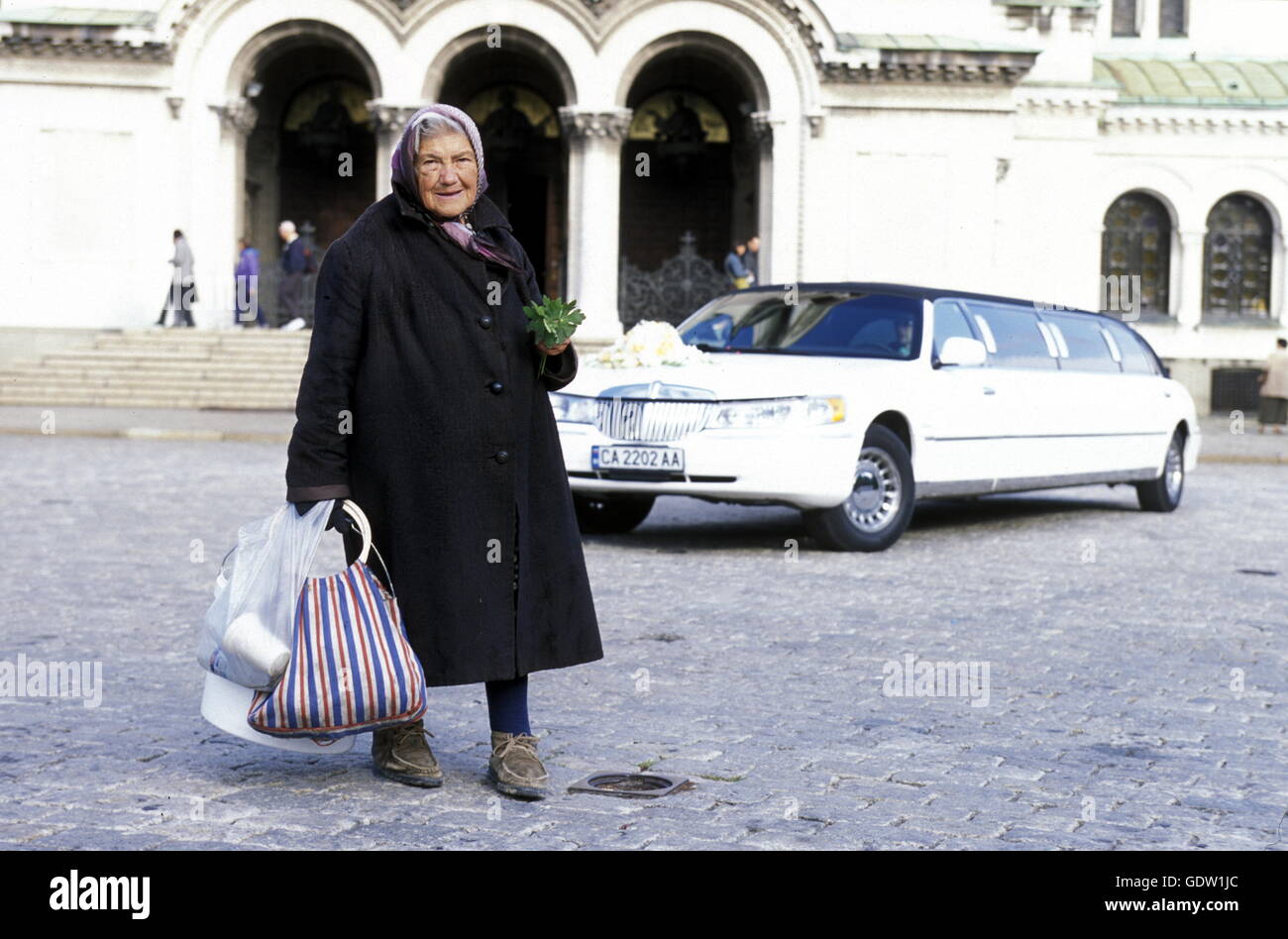 ein Frauen Vertrieb Blumen an der Newski-Kirche in der Stadt Sofia in Bulgarien in Ost-Europa. Stockfoto