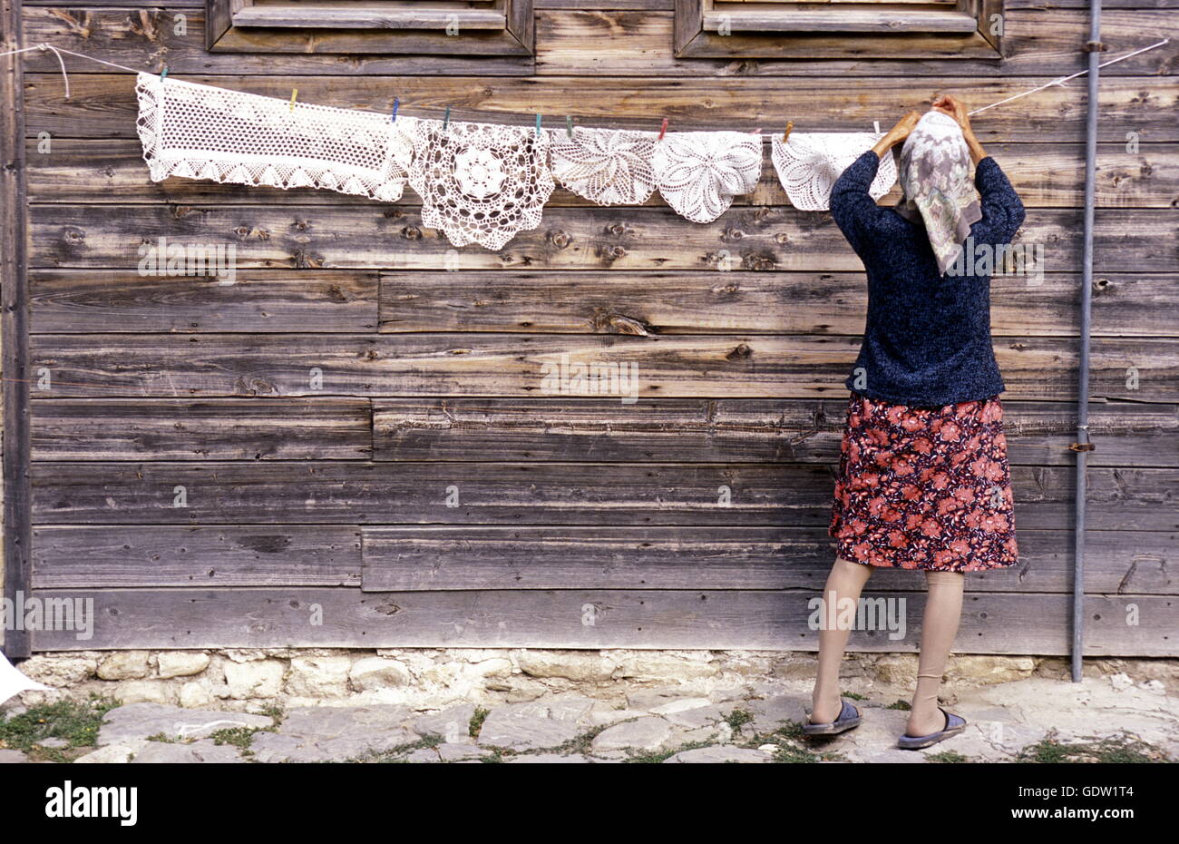 Frauen in der alten Stadt Nessebar an der Küste des Schwarzen Meeres in Bulgarien in Ost-Europa. Stockfoto