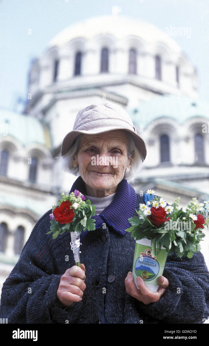 ein Frauen Vertrieb Blumen an der Newski-Kirche in der Stadt Sofia in Bulgarien in Ost-Europa. Stockfoto