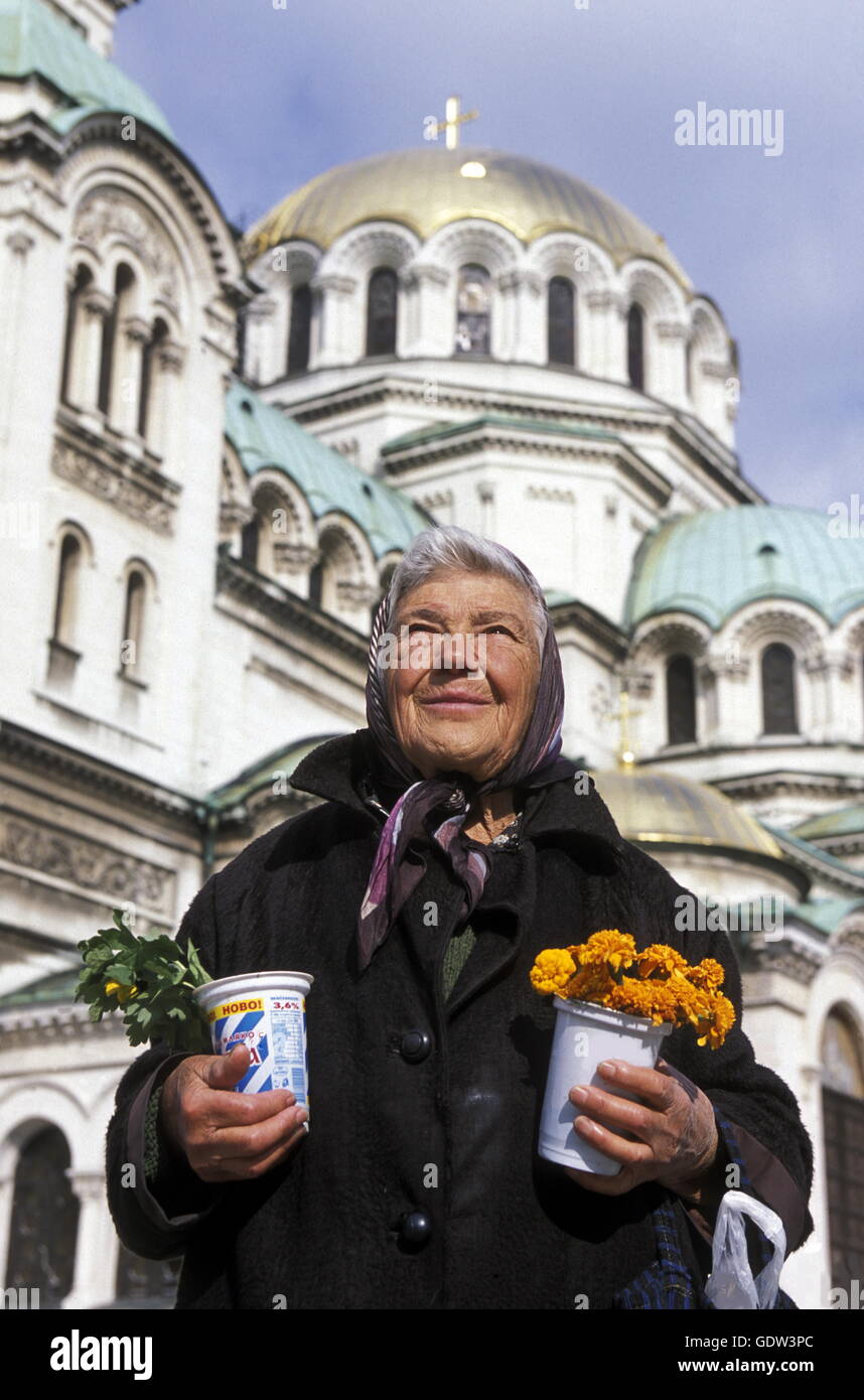ein Frauen Vertrieb Blumen an der Newski-Kirche in der Stadt Sofia in Bulgarien in Ost-Europa. Stockfoto
